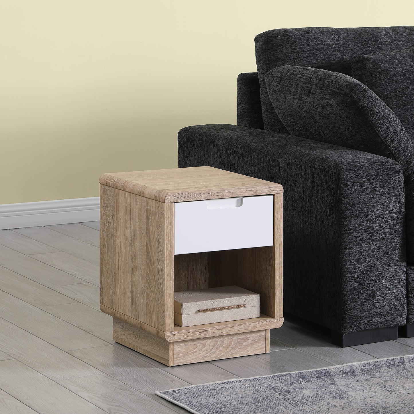 Tauris HOVERETLO Side Table – Light Oak with White Painted Drawer